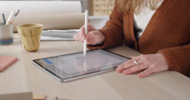 Sayısal resim çizerken fırça boyutunu seçen kadın web tasarımcısının kırpma görünümü. Tablet üzerinde illüstrasyon oluştururken kadın ellerine odaklan. Modern sanat kavramı.