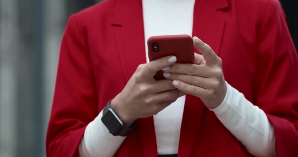 Vista ritagliare di donna con smart watch touch screen e digitare il messaggio durante l'utilizzo smartphone.Concept di persone di successo.Outdoor. — Video Stock