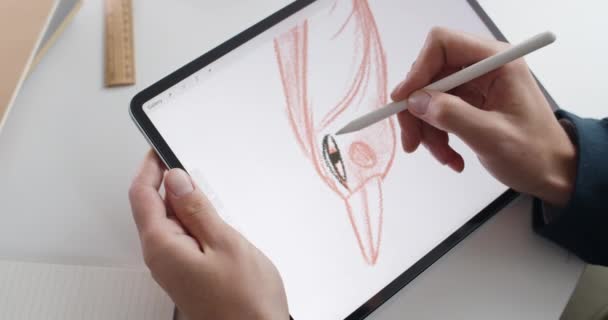 Detailní pohled talentovaného grafika kreslícího ptáka na digitálním tabletu. Zaměřte se na osobní ruce vytváří ilustraci s stylus na notepad. Koncept moderního umění. — Stock video