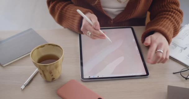 Bovenaanzicht van creatieve vrouwelijke grafische ontwerper tekening illustratie en aanraken tablet. Vrouw illustrator met behulp van digitale pad en stylus tijdens het zitten op het werk. Begrip kunst. — Stockvideo