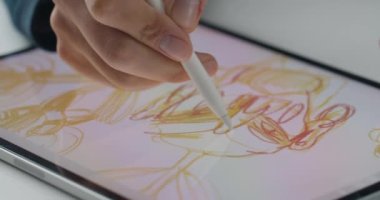 Tablet bilgisayarın gösteriminde ressamın dijital resim çiziminin görüntüsünü kapat. Stylus 'un çizdiği renkleri not defterine yazan eller. Yaratıcılık kavramı.