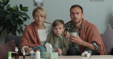 Kameraya bakıp görüntülü konuşma yapan bir aile. Hasta anne, baba ve oğul online danışmanlık yaparken doktorlarını dikkatle dinliyorlar. Teletıp kavramı.