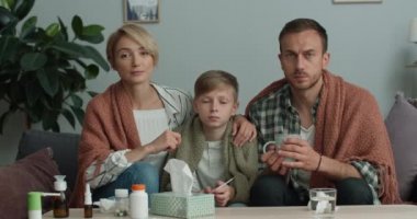 Hasta aile otururken kameraya bakıp el sallıyor ve video görüşmesi yapıyor. Anne, baba ve oğul online danışmanlık yaparken doktorlarını dikkatle dinlerken sağlık sorunları yaşıyorlar..