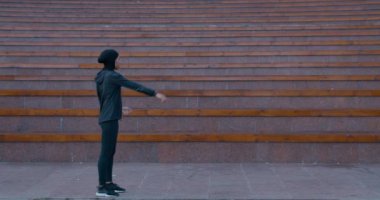 Spor takım elbiseli güzel müslüman kadın koşudan önce geriniyor. Tesettürlü genç bir kadın sokakta antrenman yaptıktan sonra koşmaya başladı. Sağlıklı yaşam tarzı, spor anlayışı.