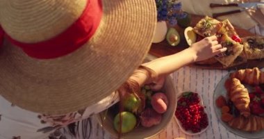 Açık havada piknik yaparken farklı yemekler yiyen insanların en iyi görüntüsü..