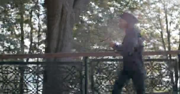 Vista lateral de la joven mujer bastante musulmana corriendo en el parque. Persona femenina enérgica en hijab y jogging de traje deportivo. Concepto de estilo de vida saludable, deporte. Al aire libre. — Vídeos de Stock