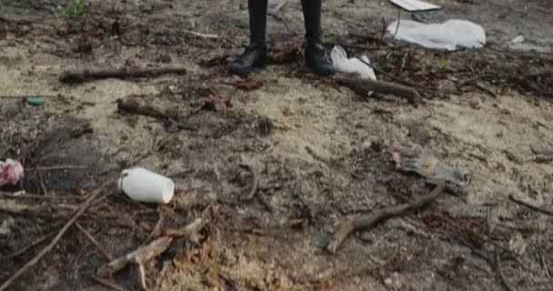 Vista dal basso verso l'alto della giovane donna con cartello di cartone andare vegan in piedi di fronte al gruppo di attivisti. Diverse persone con striscioni e slogan che guardano alla macchina fotografica nella foresta piena di spazzatura. — Video Stock