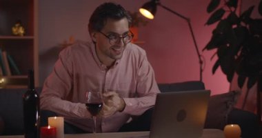 İnternette konuşurken konuşan ve el kol hareketi yapan olgun bir adamın görüntüsü. Evde dizüstü bilgisayar ararken iletişim kuran mutlu bir erkek..