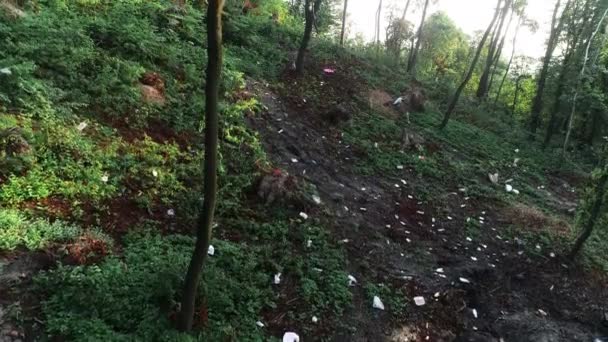 Vue aérienne de dron de déchets dispersés dans la forêt. Concept de pollution de la nature, ordures. — Video