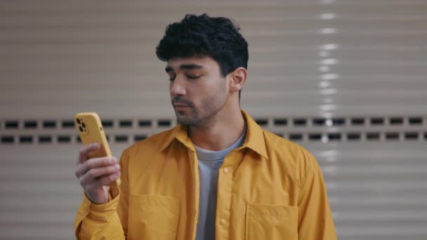 在城市使用现代智能手机的时尚男人 — 图库视频影像