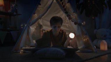 Akşamları evde kitap okurken fener kullanan derme çatma bir kulübede yaşayan genç bir çocuk. Boş zaman geçirirken yerde yatan meraklı genç. Boş zaman ve dikkatsiz çocukluk kavramı.