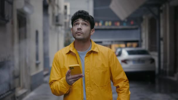 新城市使用智能手机导航的男性游客 — 图库视频影像