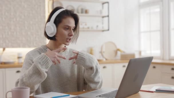 Estudiante hablando y haciendo gestos durante videollamadas — Vídeo de stock