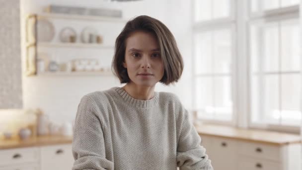 Retrato de mujer caucásica posando en cocina luminosa — Vídeos de Stock