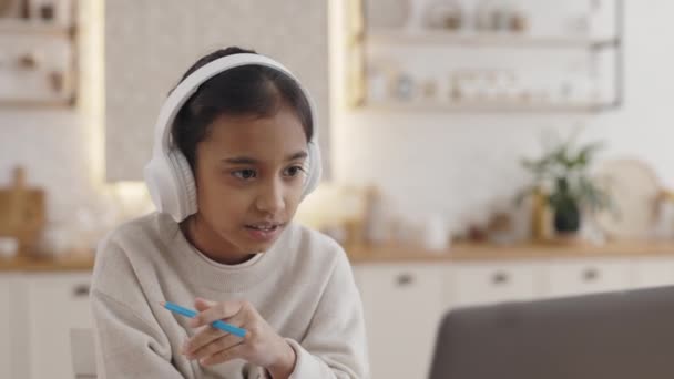 Niño musulmán en auriculares disfrutando de la educación a distancia — Vídeo de stock