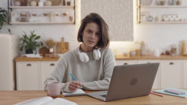 Žena sedí u stolu a používá notebook pro vzdělávání — Stock video