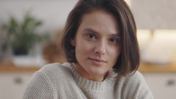 Porträtt av ung kvinna poserar i ljust kök — Stockvideo