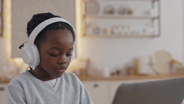 Criança africana bonito ter chamada de vídeo educacional no laptop — Vídeo de Stock