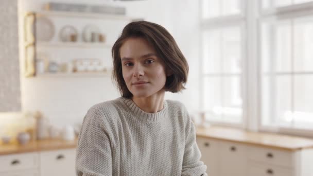 Agréable dame en tenue domestique debout sur la cuisine lumineuse — Video