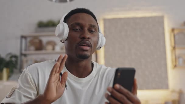 Hombre africano usando smartphone y para el aprendizaje a distancia — Vídeo de stock