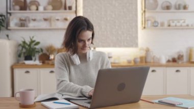 Taşınabilir laptop kullanarak ev ödevi yapan çekici öğrenci.