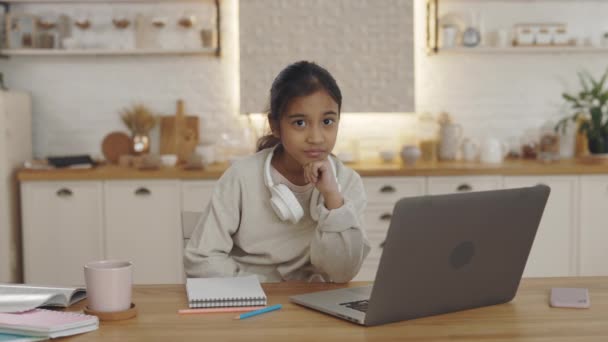 Menina indiana bonita usando laptop para aula on-line em casa — Vídeo de Stock