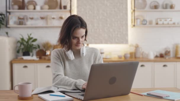 Studente attraente che fa i compiti con laptop portatile — Video Stock