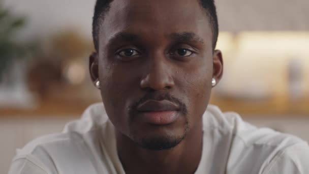 Africano americano cara olhando para câmera sem emoções — Vídeo de Stock
