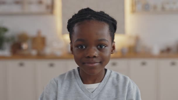 Retrato de un niño lindo sentado en la mesa de la cocina — Vídeo de stock