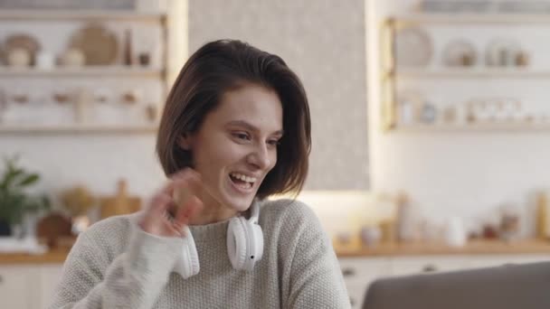 Mulher bonita sorrindo e acenando a mão durante a aula de vídeo — Vídeo de Stock