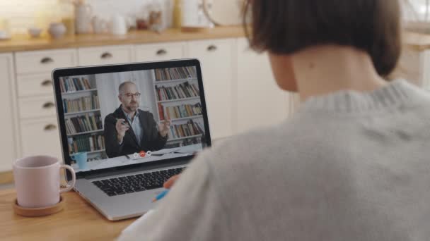 Γυναίκα που σπουδάζει στο σπίτι με τηλεδιάσκεψη βιντεοκλήση στο φορητό υπολογιστή — Αρχείο Βίντεο