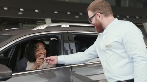 Männlicher Manager gibt Autoschlüssel an Kundin ab — Stockvideo