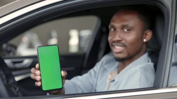 Hombre en el coche nuevo que sostiene móvil con la pantalla dominante del croma — Vídeos de Stock