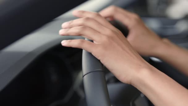 Nahaufnahme des Lenkrads mit weiblichen Händen — Stockvideo