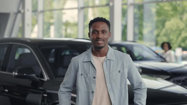 Afro americano hombre visitando moderno salón de coches — Vídeos de Stock