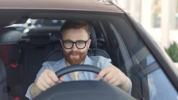 Hombre barbudo guapo comprar coche nuevo en el salón moderno — Vídeos de Stock