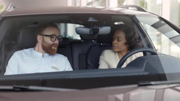 Vendeur présentant une nouvelle voiture à une cliente — Video