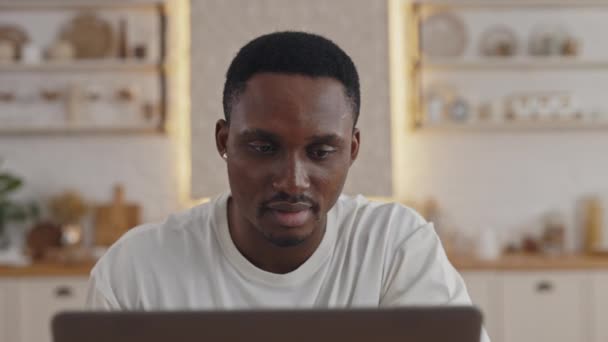 Fokuserad afrikansk student använder laptop för videoseminarium — Stockvideo