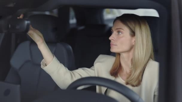 Imádnivaló hölgy tesztelés szalon autó vásárlás előtt — Stock videók
