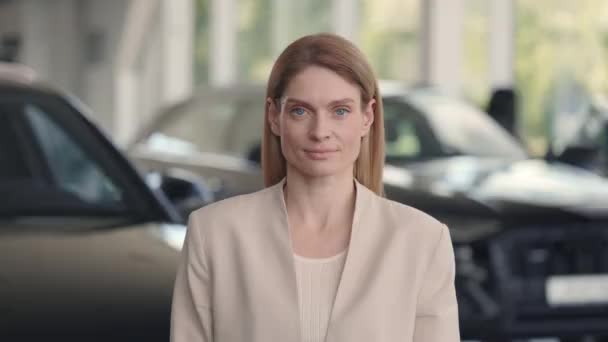 Frau hält Schlüssel ihres neuen Autos in der Hand — Stockvideo