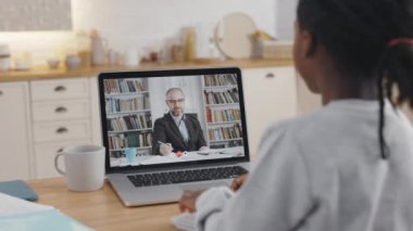 Afrikalı öğrenci öğretmenle video görüşmesi sırasında sınavı geçiyor