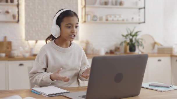 Schüler beantwortet Fragen während Online-Unterricht am Laptop — Stockvideo