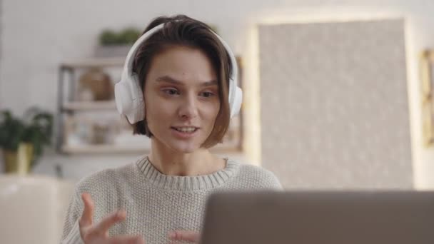 Mooie vrouw zitten aan tafel en met behulp van laptop voor het studeren — Stockvideo