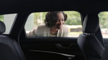 Afrikalı bir kadın satın almadan önce güzellik salonunda arabayı inceliyor.