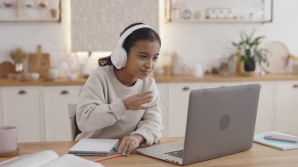 Мусульманская школьница онлайн урок на ноутбуке — стоковое видео