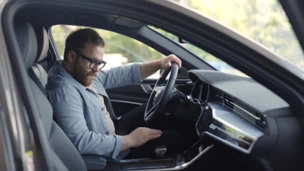 Homme client tester l'intérieur de la voiture tout en étant assis à l'intérieur — Video