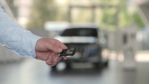 Man dealer presenteren sleutels van nieuwe auto naar vrouwelijke klant — Stockvideo