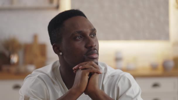 Pensativo hombre afroamericano mirando a un lado en el interior — Vídeo de stock