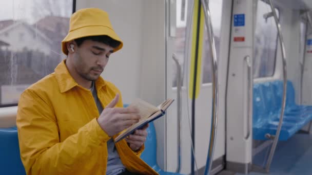 Beau livre de lecture homme dans la voiture de métro — Video