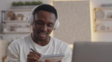 Video dersi sırasında not alan Afrikalı erkek öğrenci